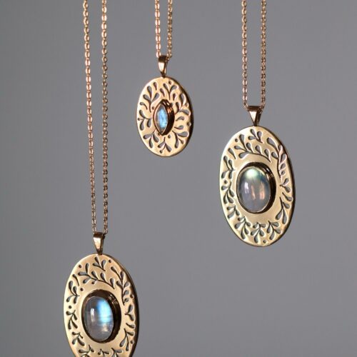 Petit pendentif végétal et pierre de lune