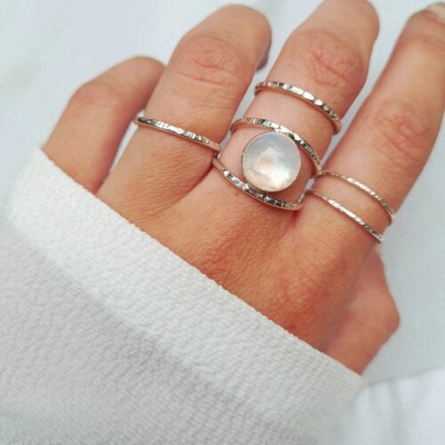 Bague martelée et pierre de lune en argent 925
