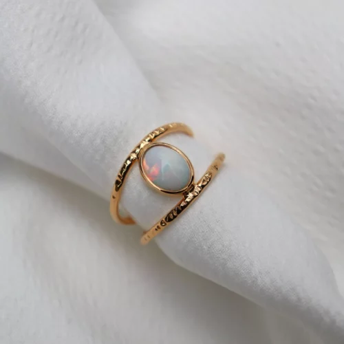 Bague martelée et opale