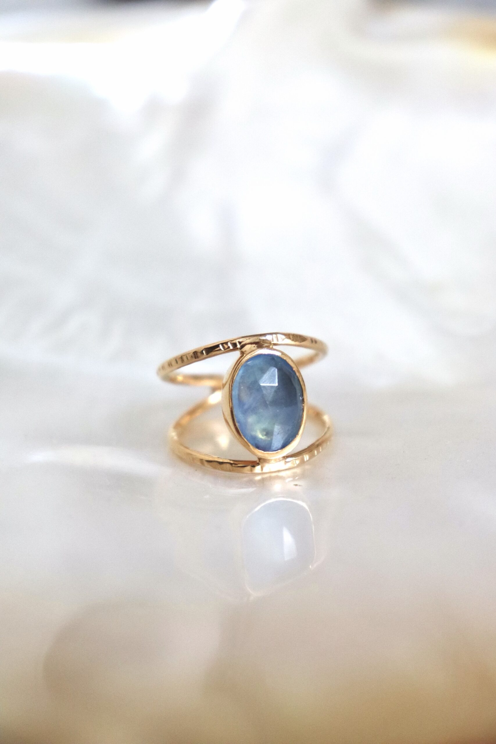 Bague martelée et aigue-marine